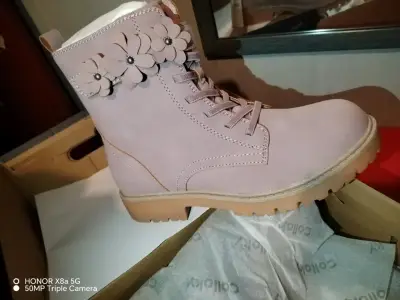 Botas de cuero rosa con flores decorativas - miniatura 1