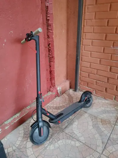 Scooter eléctrico negro con pantalla LED - miniatura 1