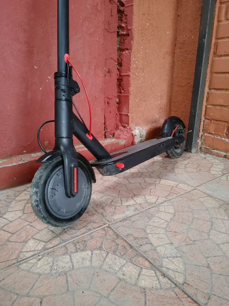 Scooter eléctrico negro con pantalla LED - 2