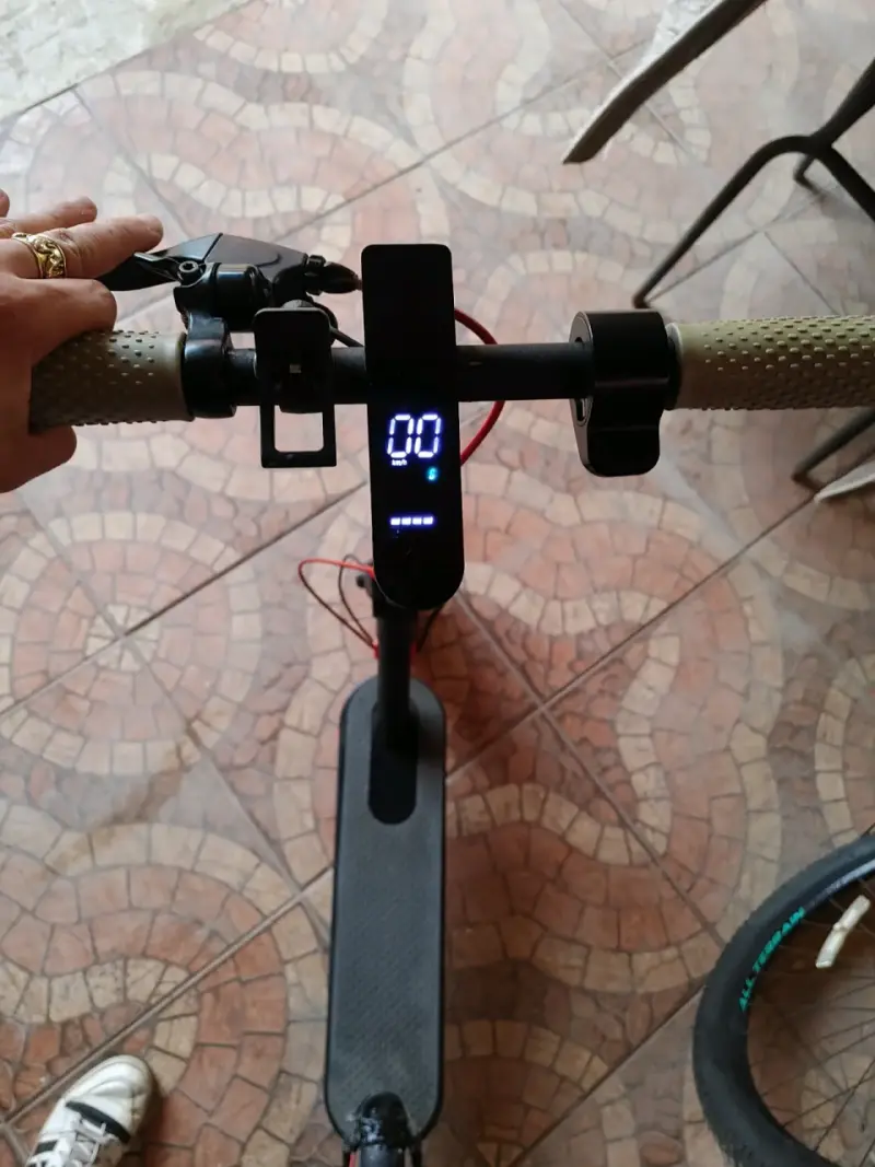 Scooter eléctrico negro con pantalla LED - 4