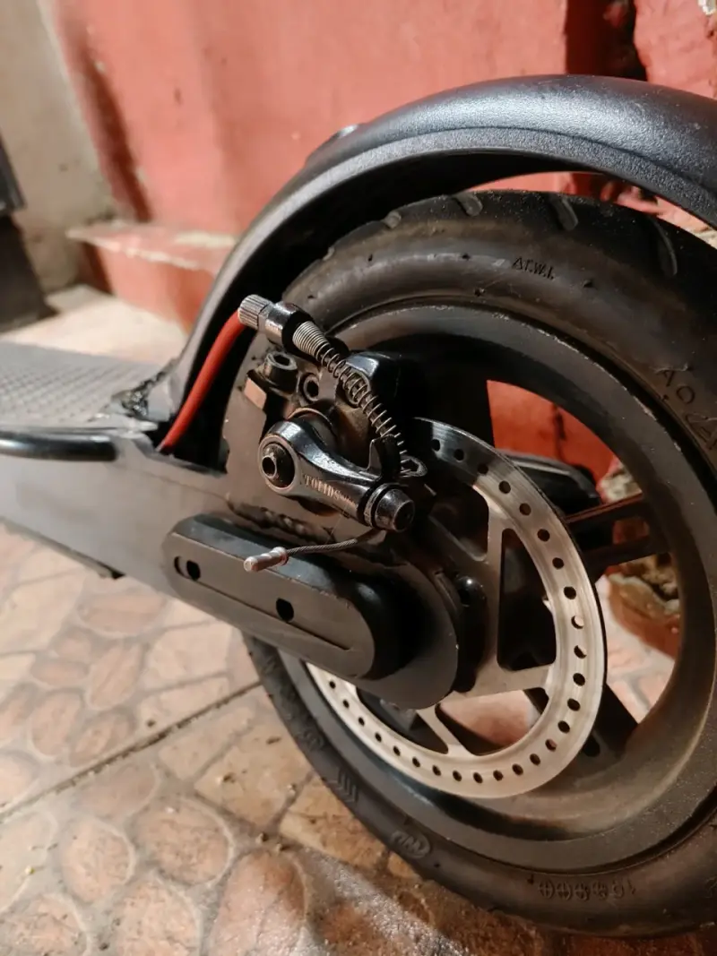 Scooter eléctrico negro con pantalla LED - 5