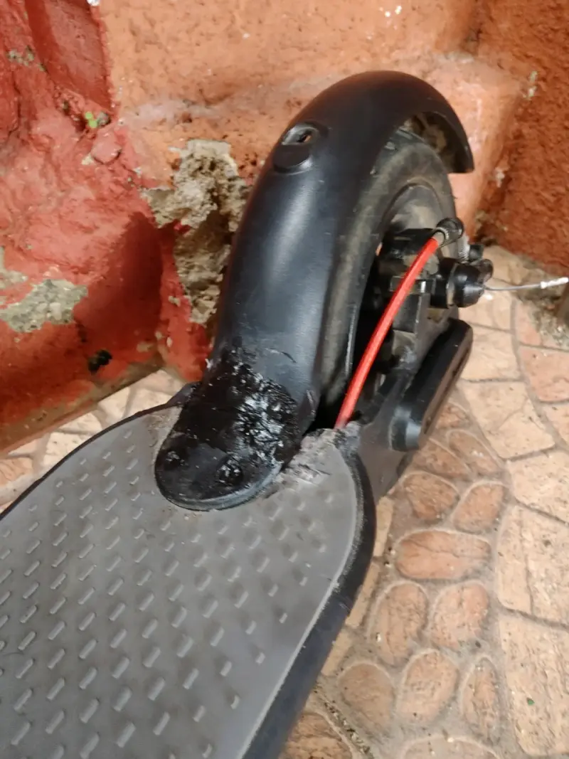 Scooter eléctrico negro con pantalla LED - 6