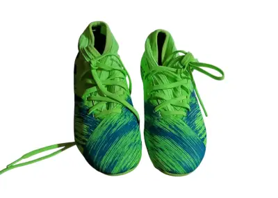 Zapatillas de fútbol verde y azul, niño talla 34. - miniatura 1