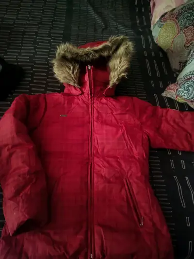 Chaqueta de invierno roja Columbia con capucha - miniatura 1