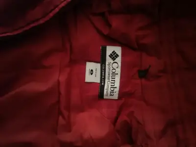 Chaqueta de invierno roja Columbia con capucha - miniatura 4