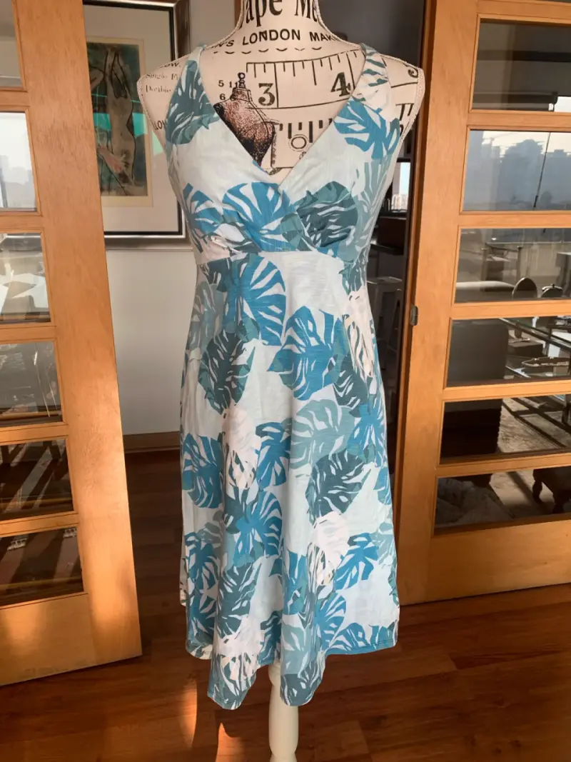 Vestido de verano con estampado de hojas tropicales - 1
