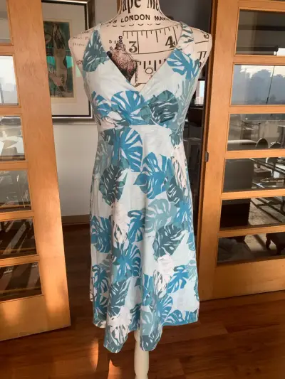 Vestido de verano con estampado de hojas tropicales - miniatura 1