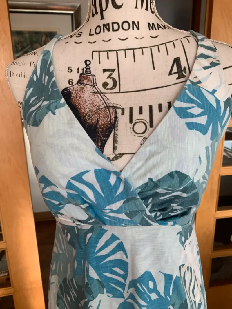 Vestido de verano con estampado de hojas tropicales - 2