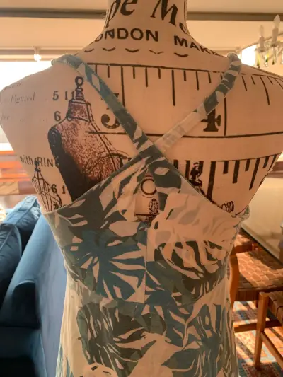 Vestido de verano con estampado de hojas tropicales - miniatura 3