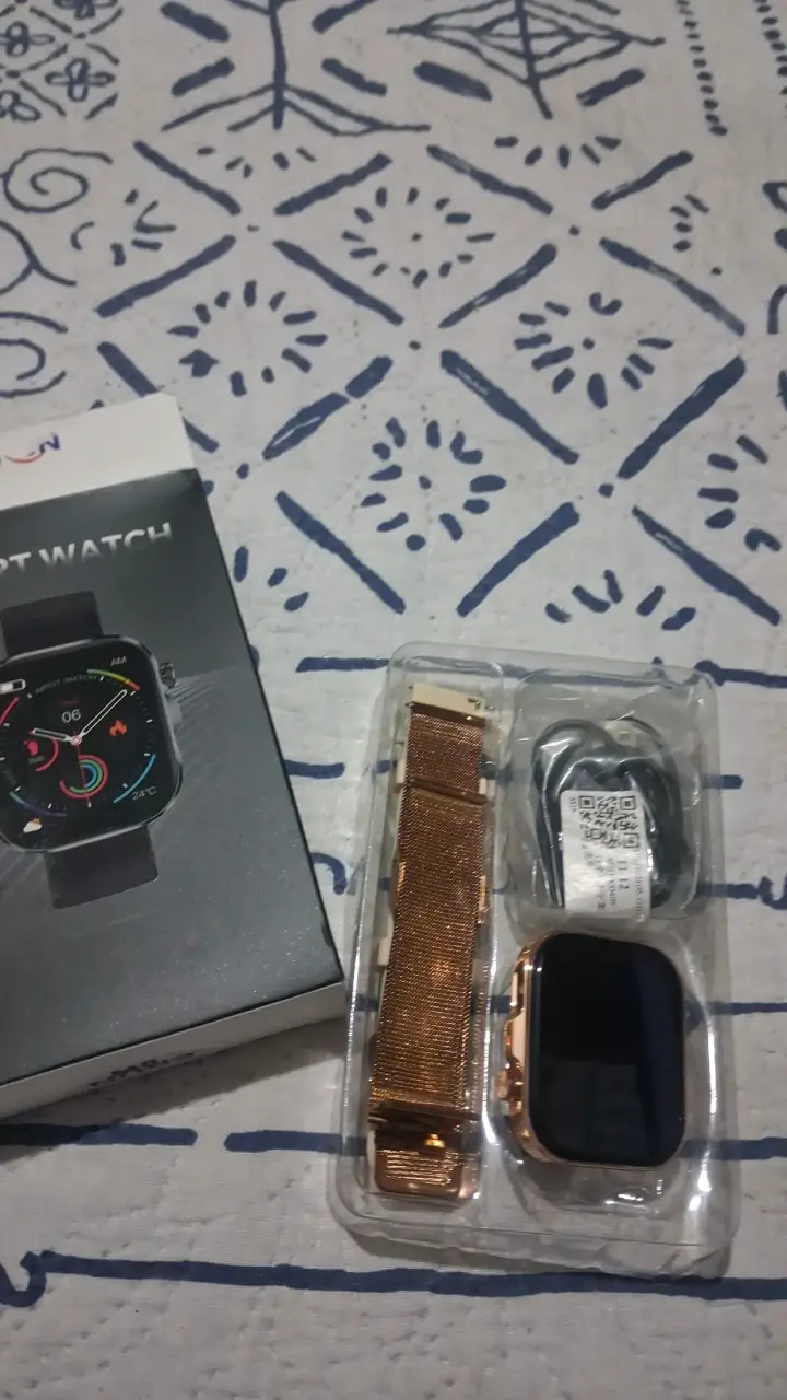 Smartwatch con correa metálica dorada