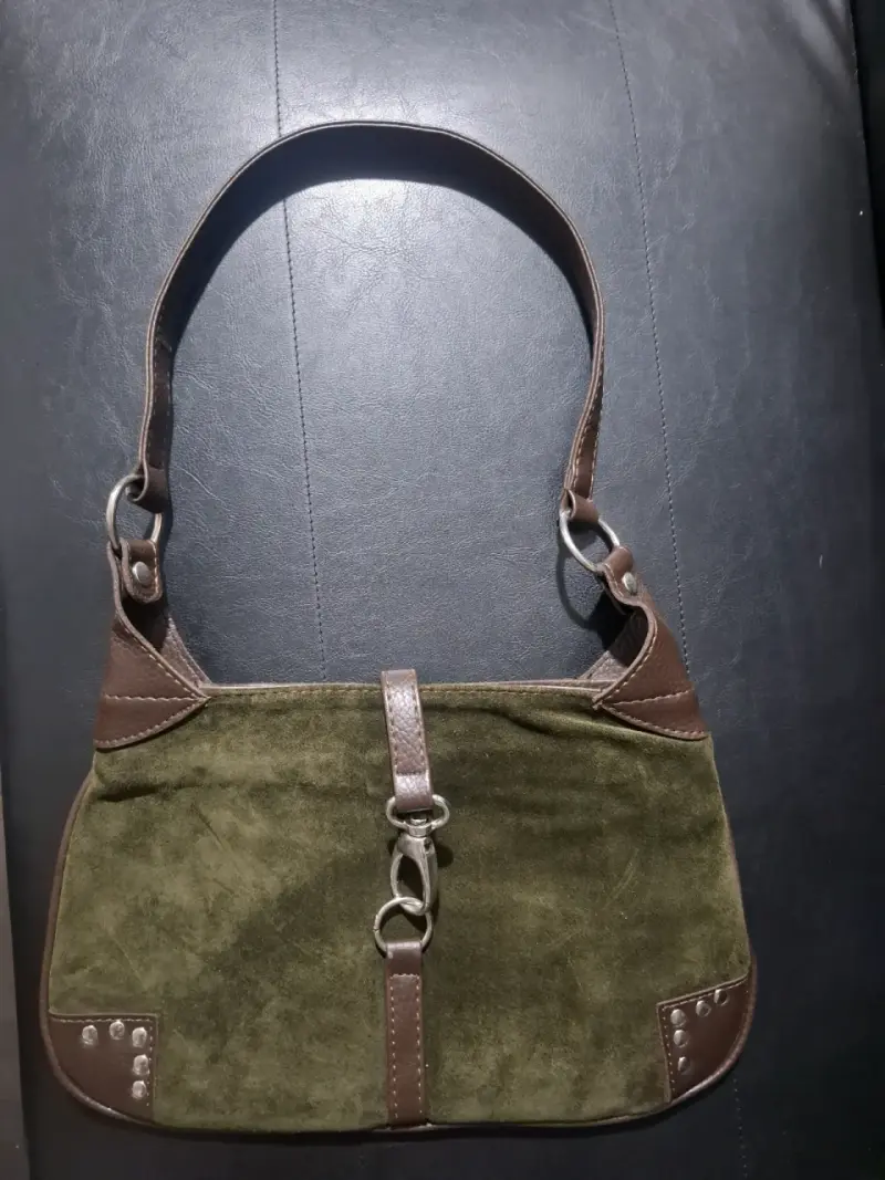 Cartera de gamuza verde con detalles en cuero - 1