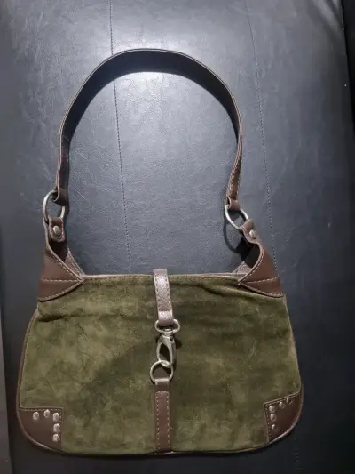Cartera de gamuza verde con detalles en cuero - miniatura 1