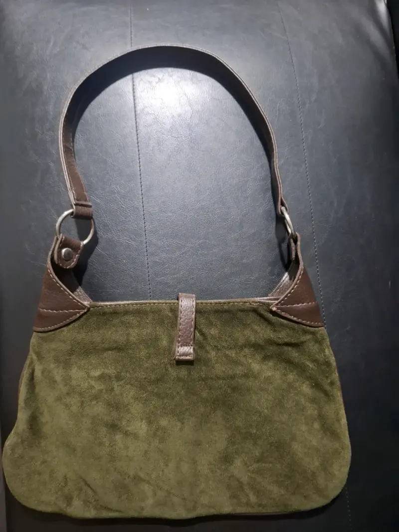 Cartera de gamuza verde con detalles en cuero - 2