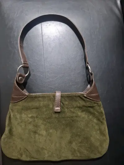 Cartera de gamuza verde con detalles en cuero - miniatura 2