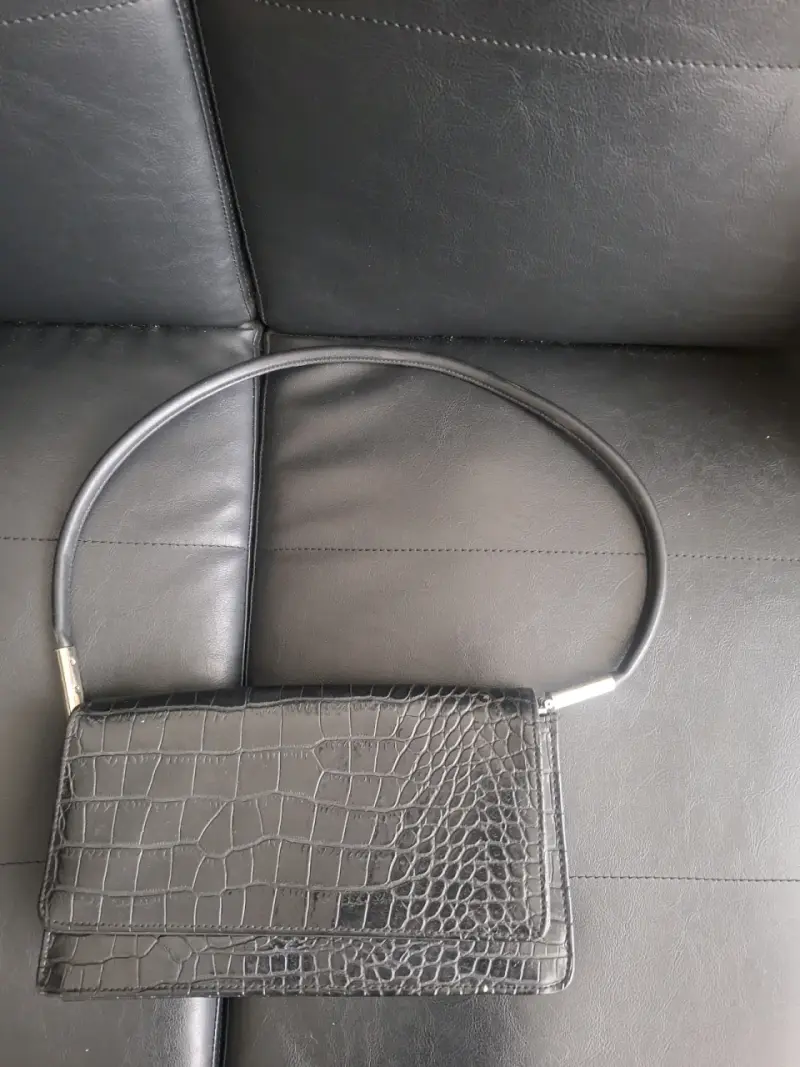 Cartera de mano negra con textura de cocodrilo - 1
