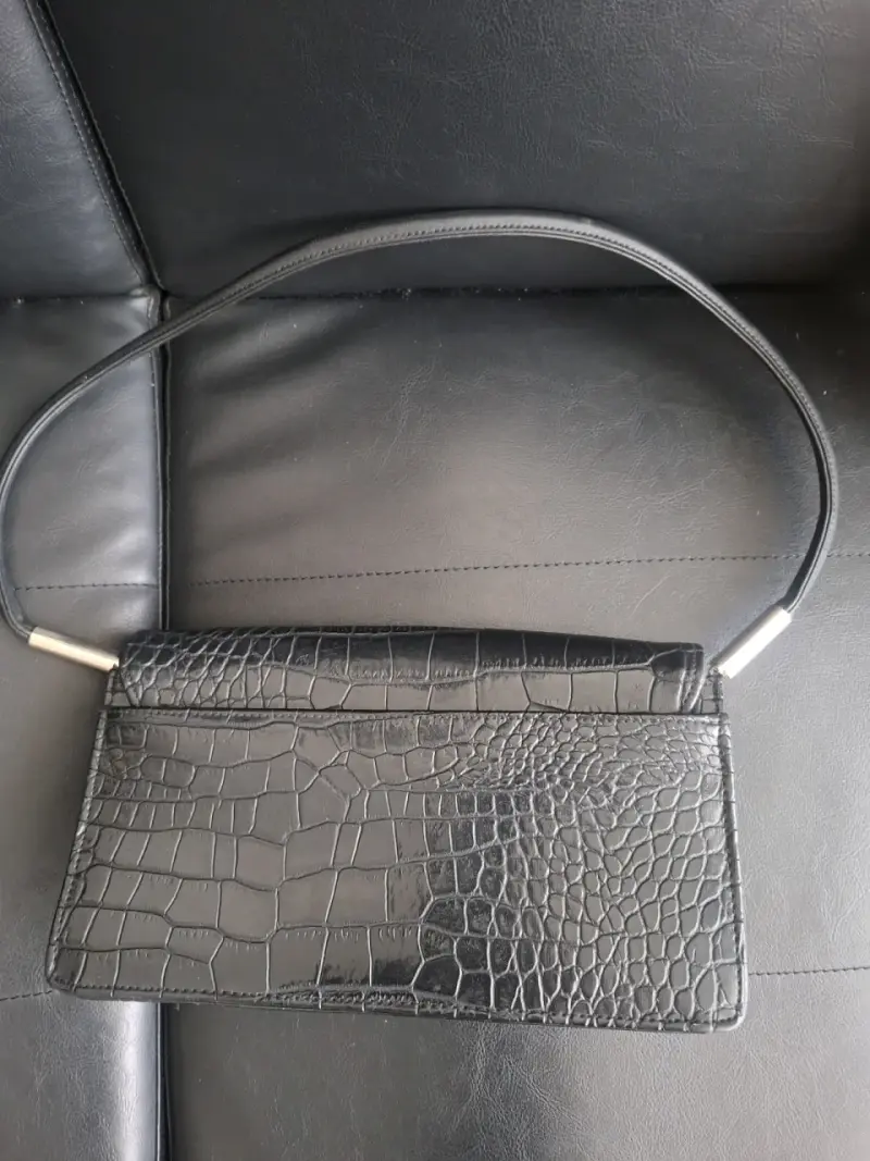 Cartera de mano negra con textura de cocodrilo - 2