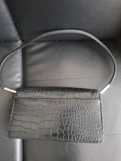 Cartera de mano negra con textura de cocodrilo - miniatura 2
