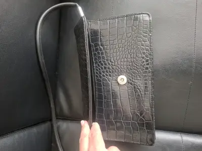 Cartera de mano negra con textura de cocodrilo - miniatura 3