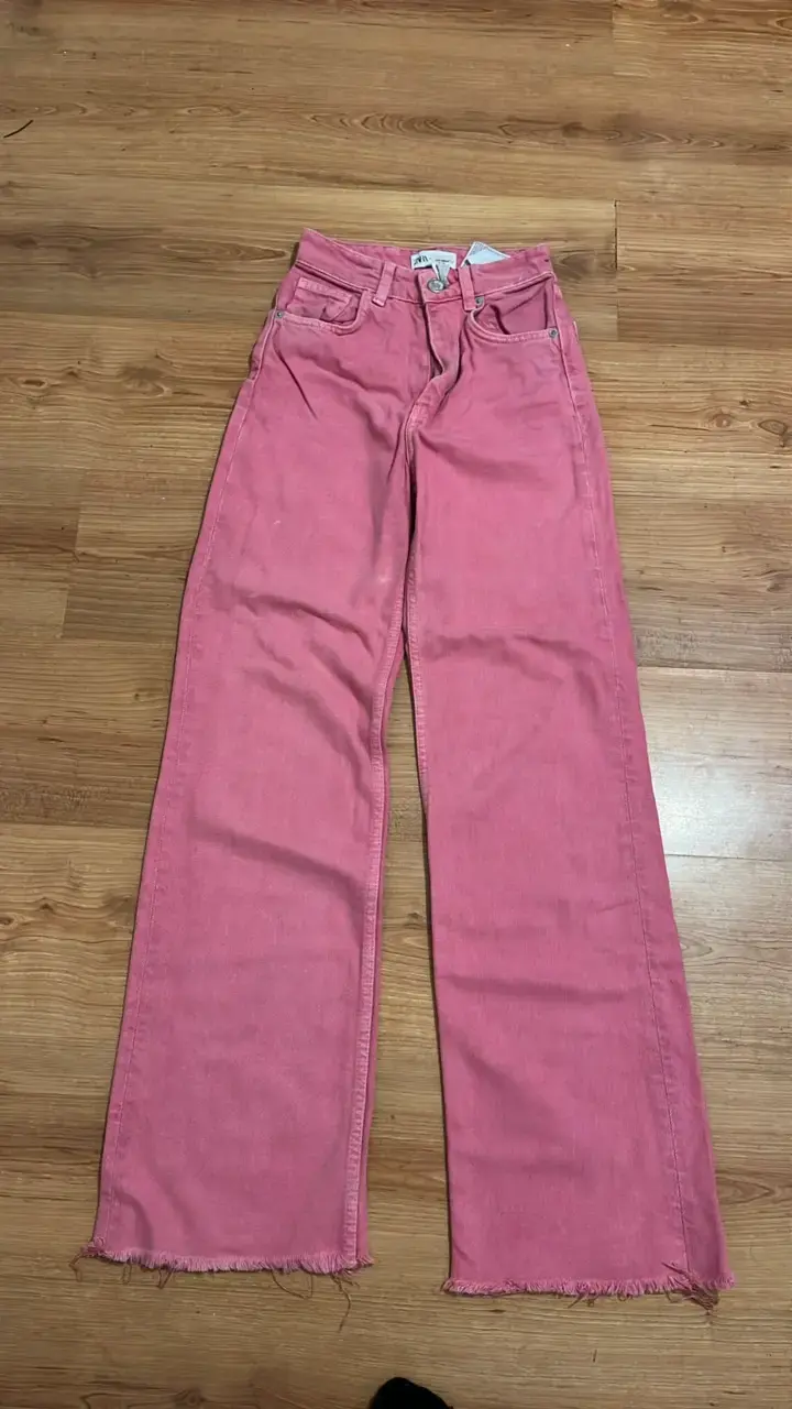 Pantalones anchos rosados de mezclilla