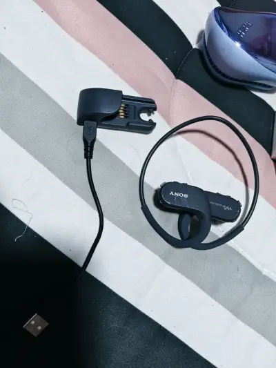 Audífonos deportivos inalámbricos Sony resistentes - miniatura 2