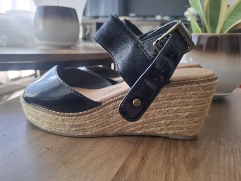 Sandalias de cuña negras con plataforma de yute - 1