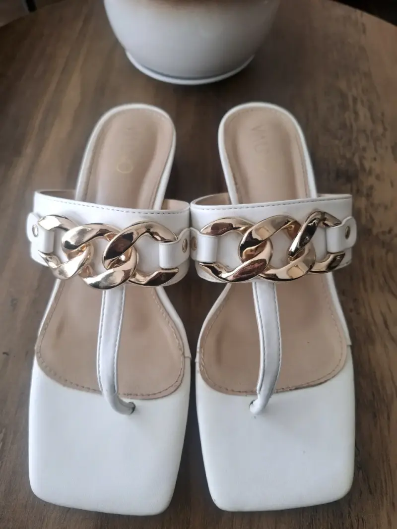 Sandalias blancas con cadena dorada para mujer - 1
