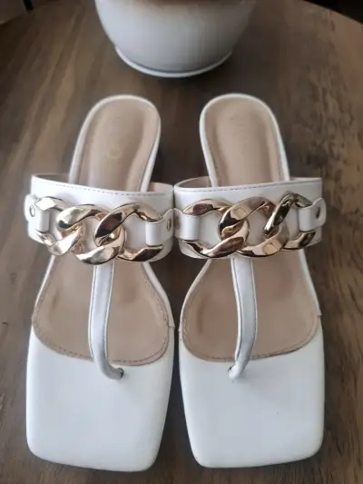 Sandalias blancas con cadena dorada para mujer - miniatura 1