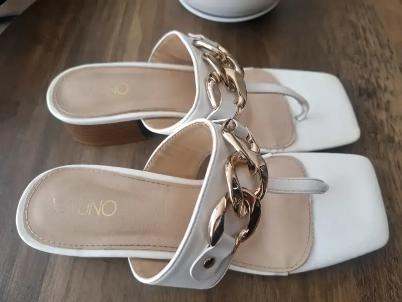 Sandalias blancas con cadena dorada para mujer - 2