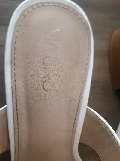 Sandalias blancas con cadena dorada para mujer - miniatura 3