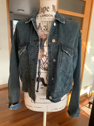 Chaqueta de mezclilla negra para mujer - miniatura 1