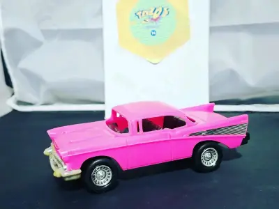 Auto de juguete Tootsietoy Chevy 1957 rosa - miniatura 1