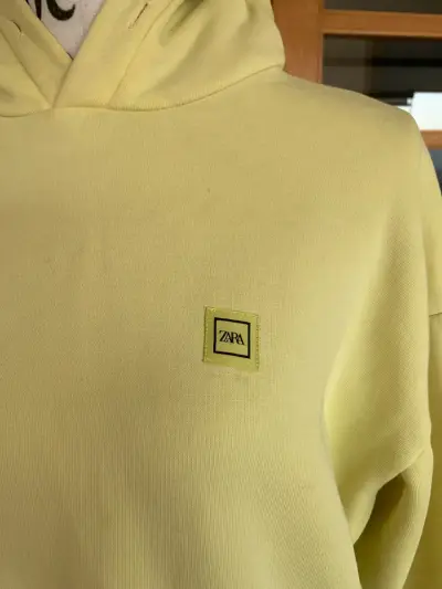 Polerón con capucha amarillo Zara para mujer - miniatura 2