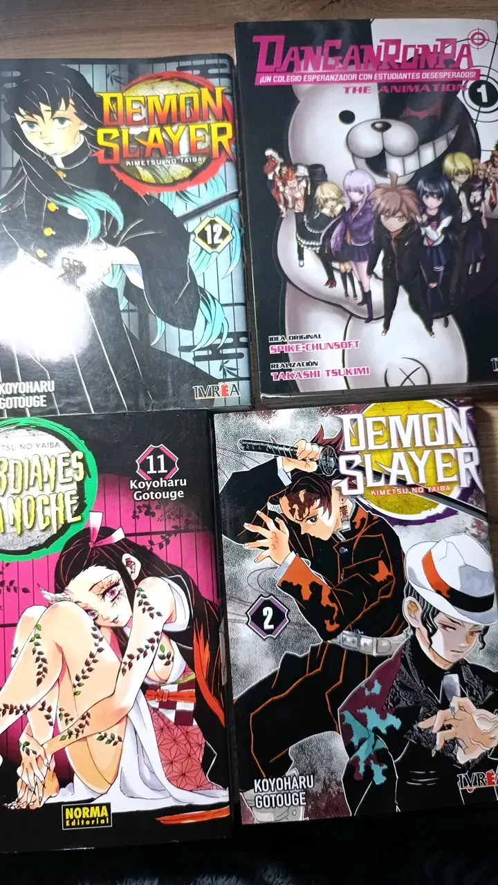 Colección de mangas Demon Slayer y Danganronpa