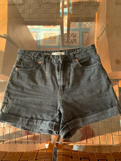 Shorts de mezclilla gris MNG para mujer - miniatura 1