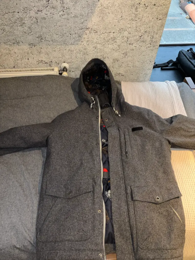 Parka gris con capucha y forro estampado - 1