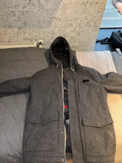 Parka gris con capucha y forro estampado - miniatura 1