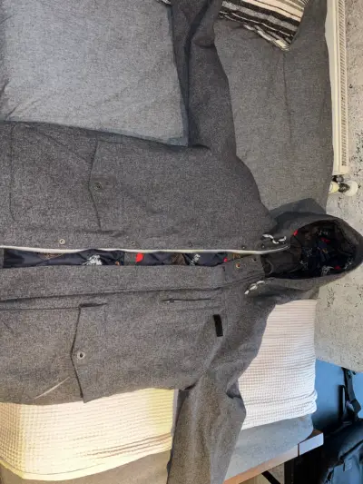 Parka gris con capucha y forro estampado - miniatura 2