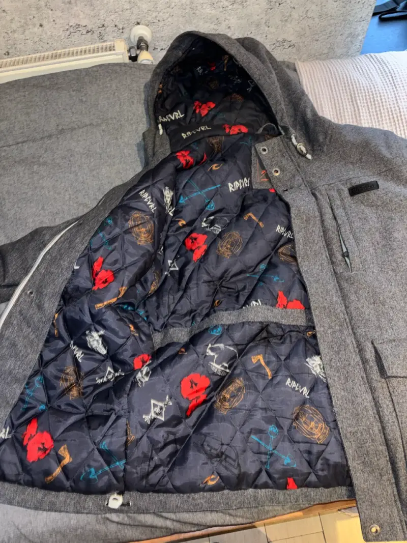 Parka gris con capucha y forro estampado - 3