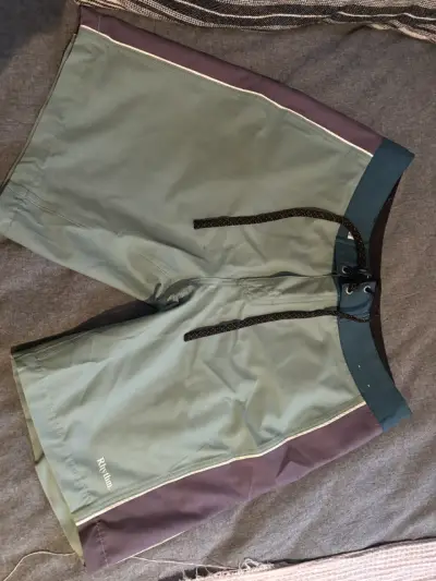 Shorts de baño Rhythm verde y morado - miniatura 1