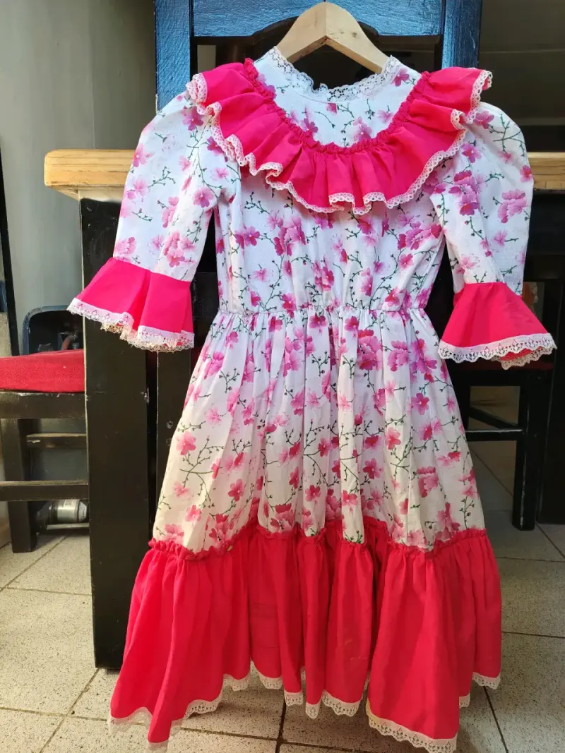 Vestidos de Huasa con estampado floral y zapatos - 1