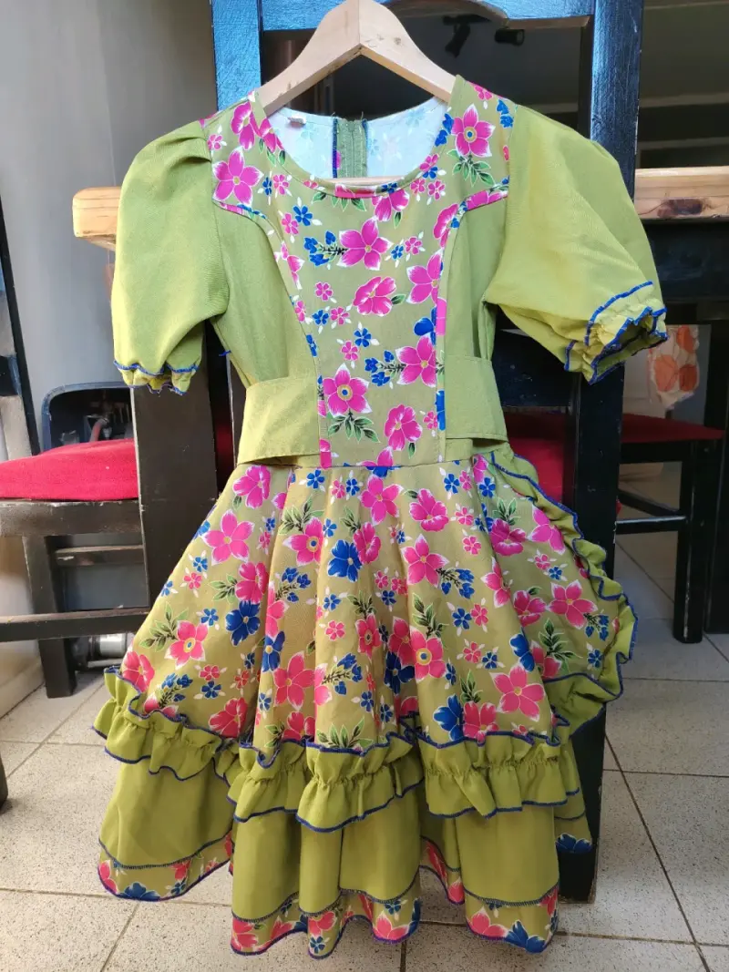 Vestidos de Huasa con estampado floral y zapatos - 2