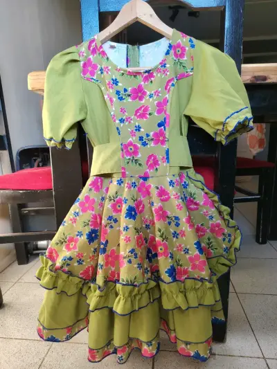 Vestidos de Huasa con estampado floral y zapatos - miniatura 2