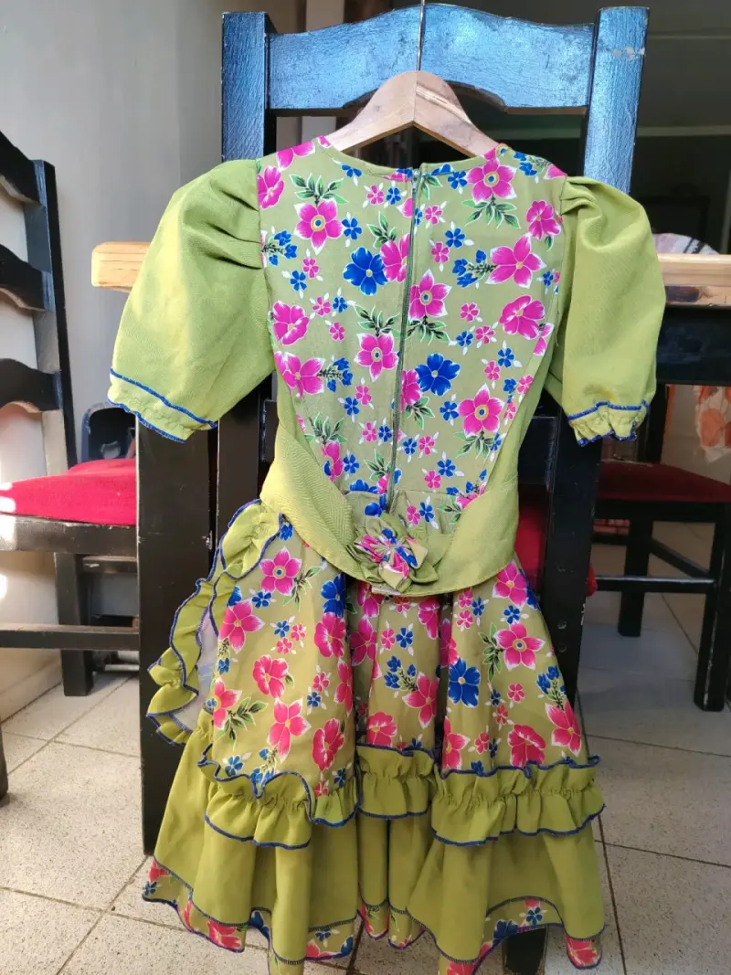 Vestidos de Huasa con estampado floral y zapatos - 3
