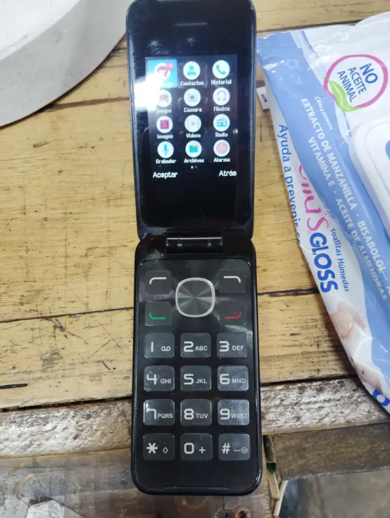 Celular tipo concha Own básico para adultos - 1