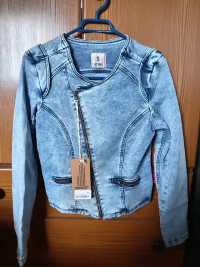 Chaqueta de mezclilla azul claro para mujer - miniatura 1