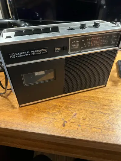 Radio cassette vintage National Panasonic FM/AM 237 - miniatura 1