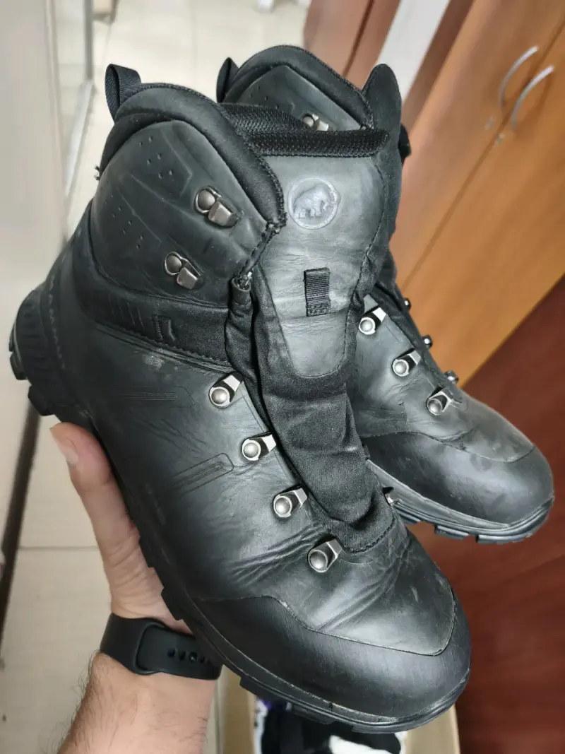 Botas de montaña negras impermeables