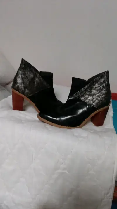 Botines de cuero azul y negro con tacón - miniatura 3