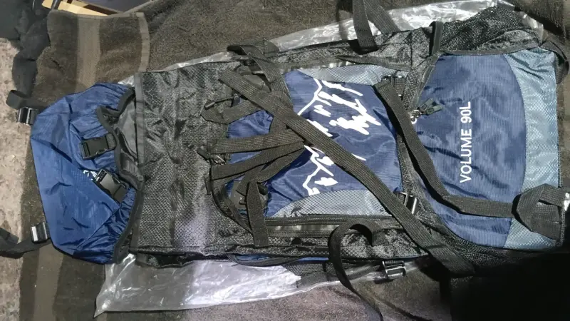 Mochila de senderismo 90L azul y negra - 3