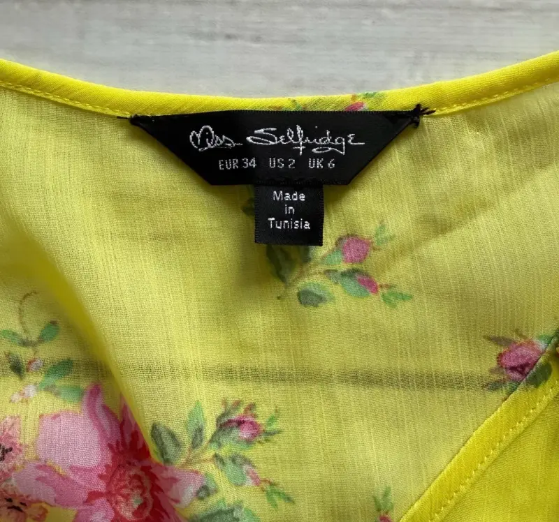 Blusa amarilla floral con volantes Miss Selfridge - 3